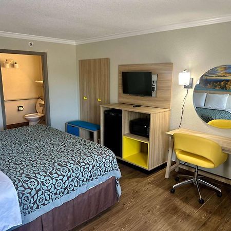 Days Inn By Wyndham Houston East Bagian luar foto