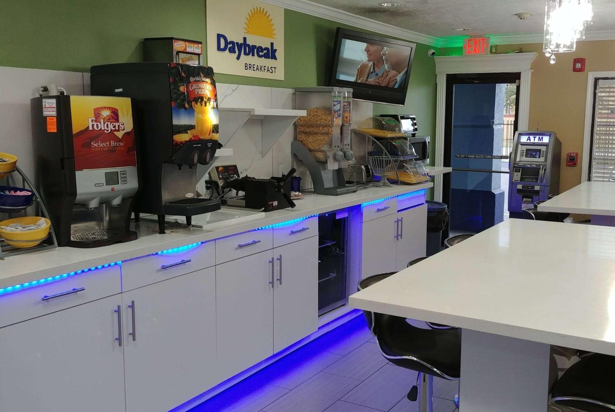 Days Inn By Wyndham Houston East Bagian luar foto