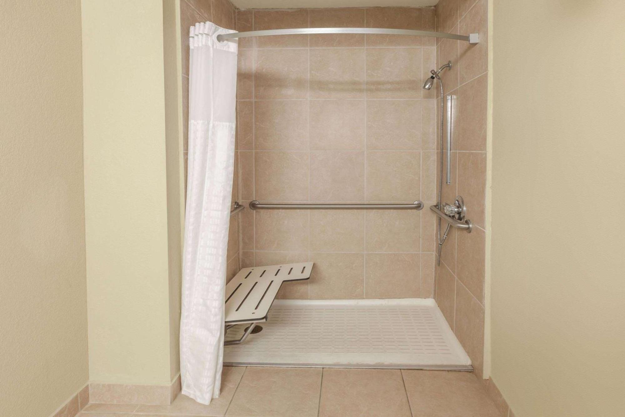 Days Inn By Wyndham Houston East Bagian luar foto