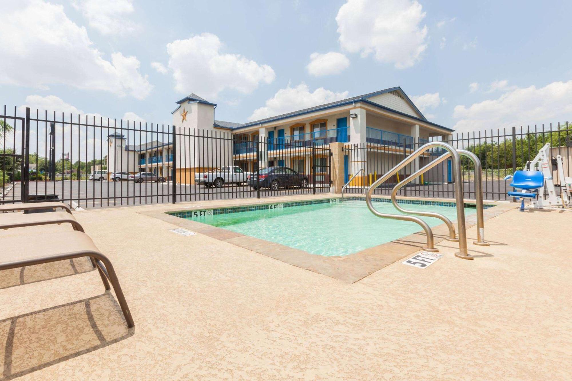 Days Inn By Wyndham Houston East Bagian luar foto