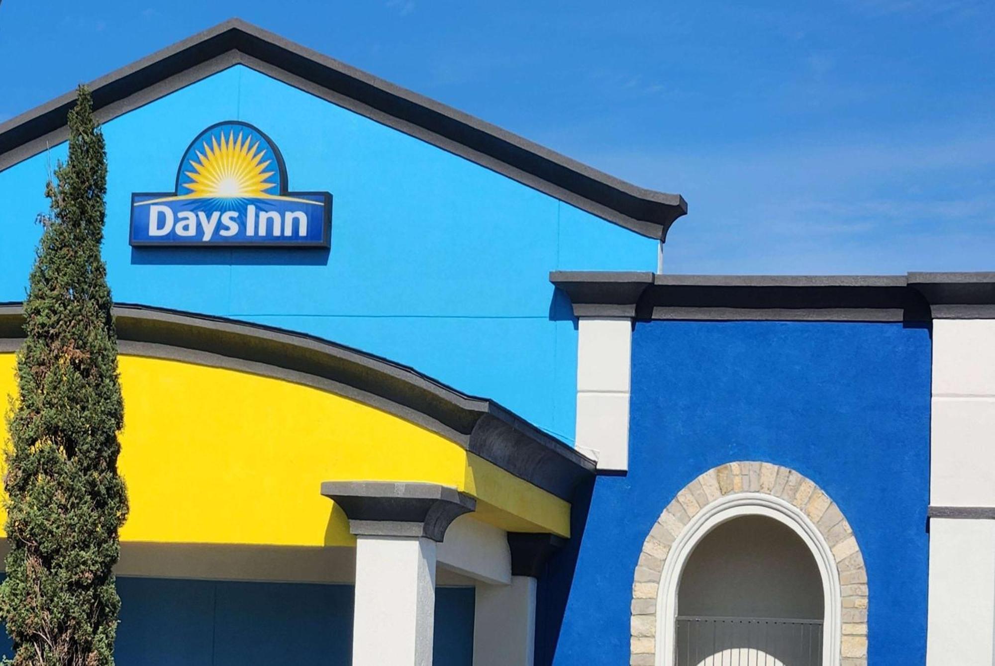 Days Inn By Wyndham Houston East Bagian luar foto