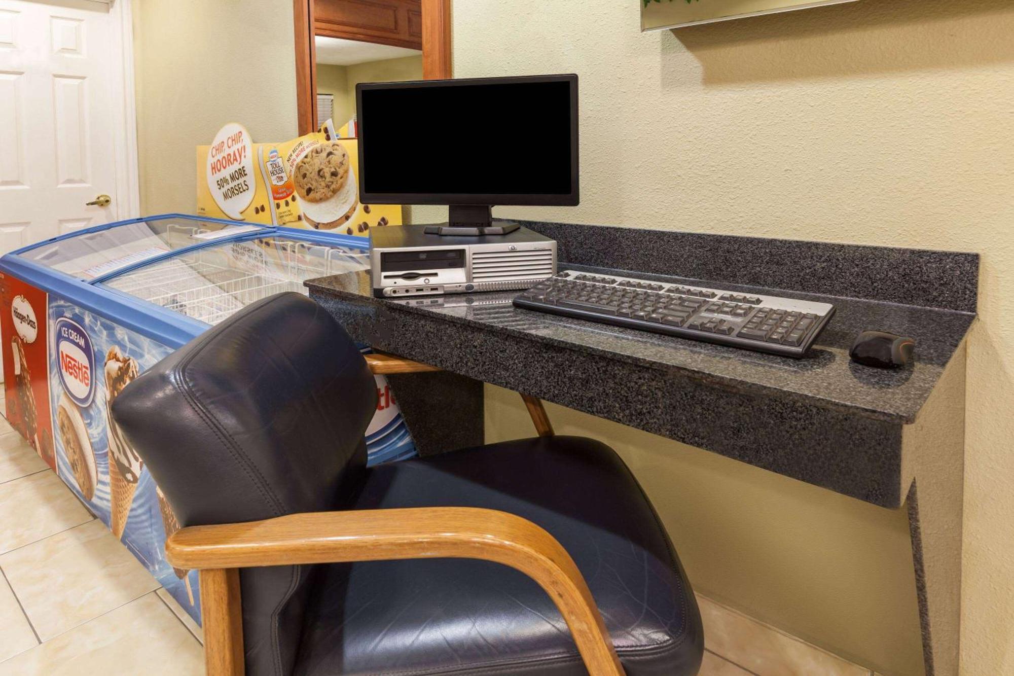 Days Inn By Wyndham Houston East Bagian luar foto