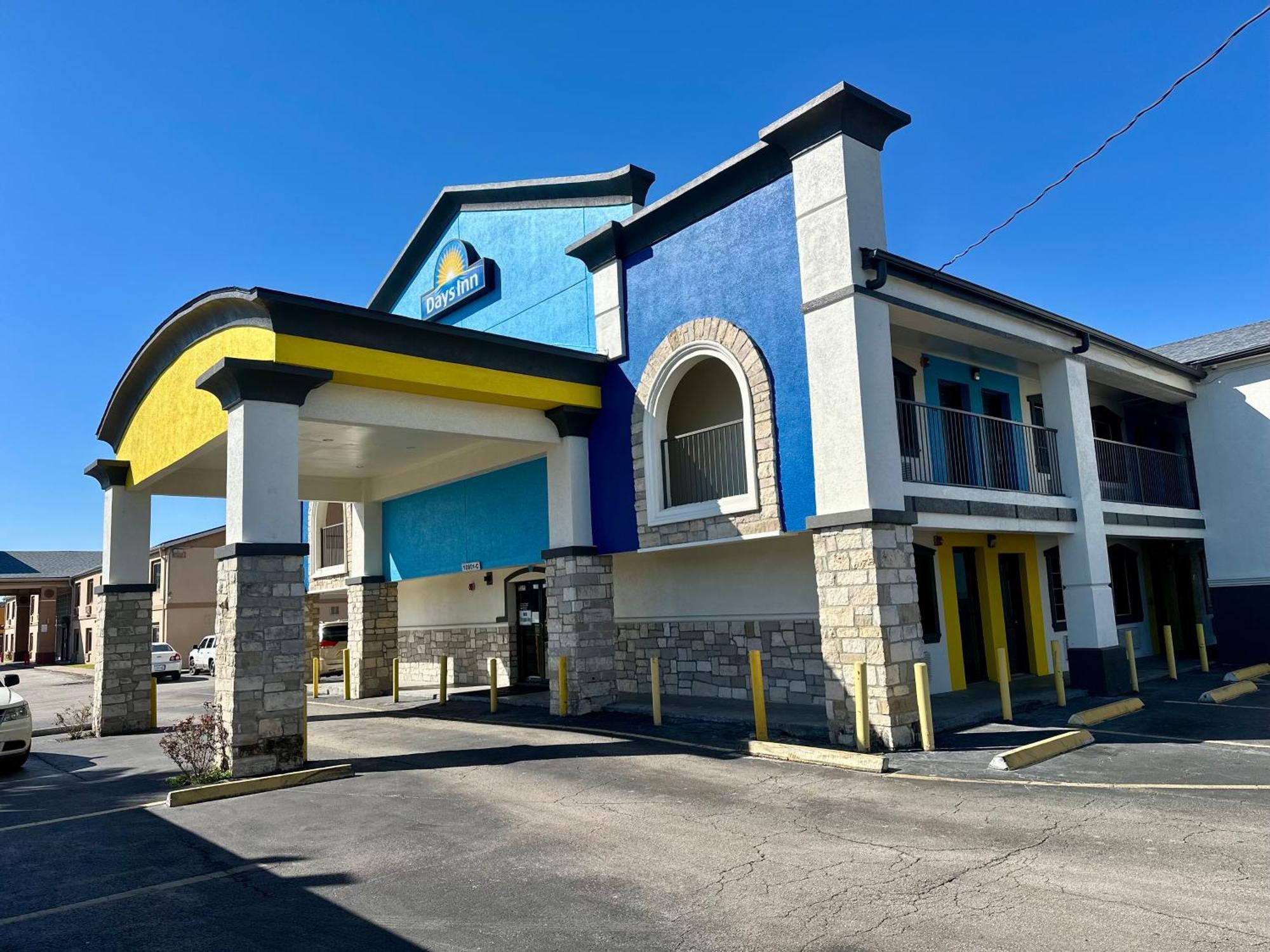 Days Inn By Wyndham Houston East Bagian luar foto