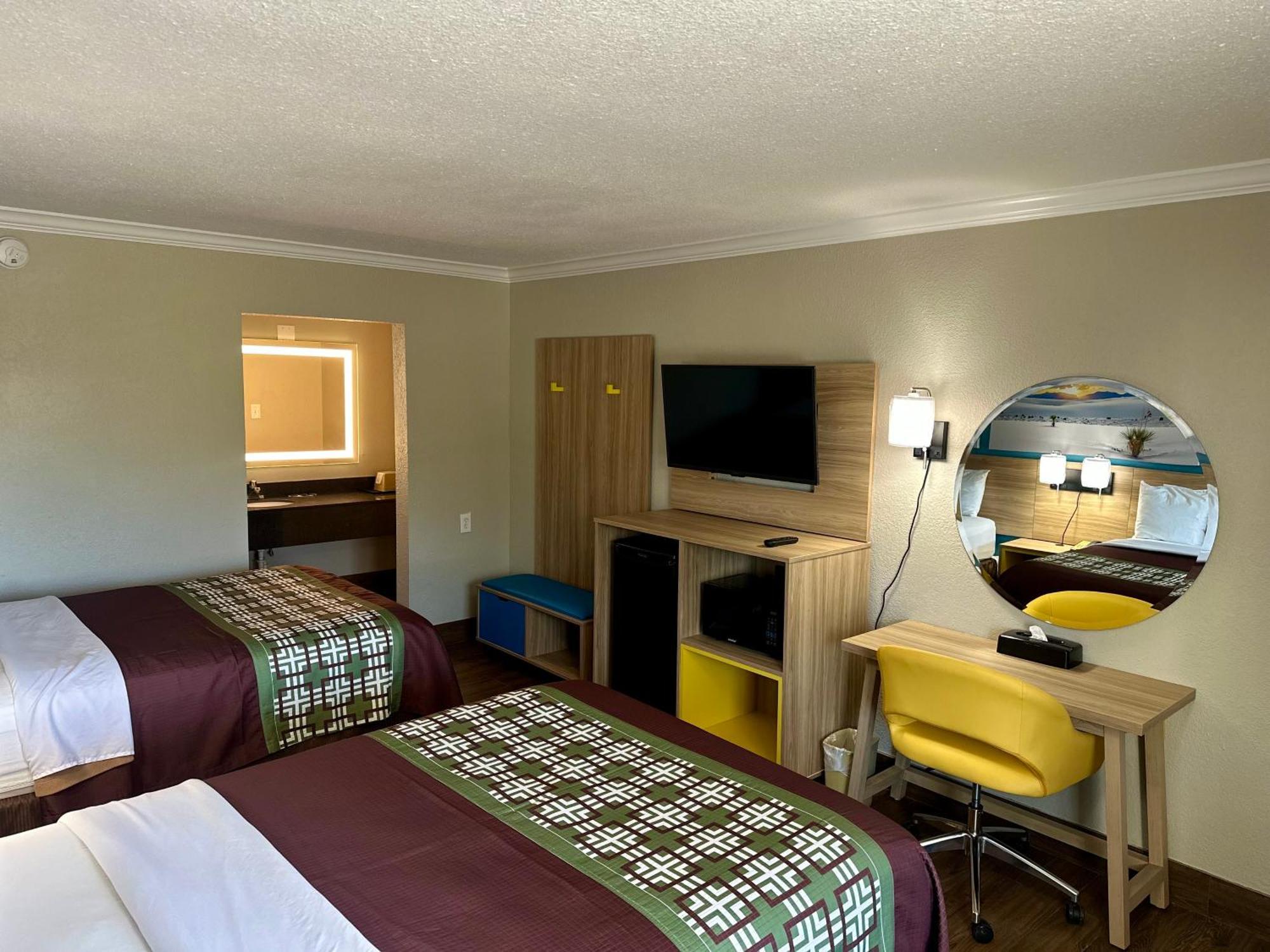 Days Inn By Wyndham Houston East Bagian luar foto