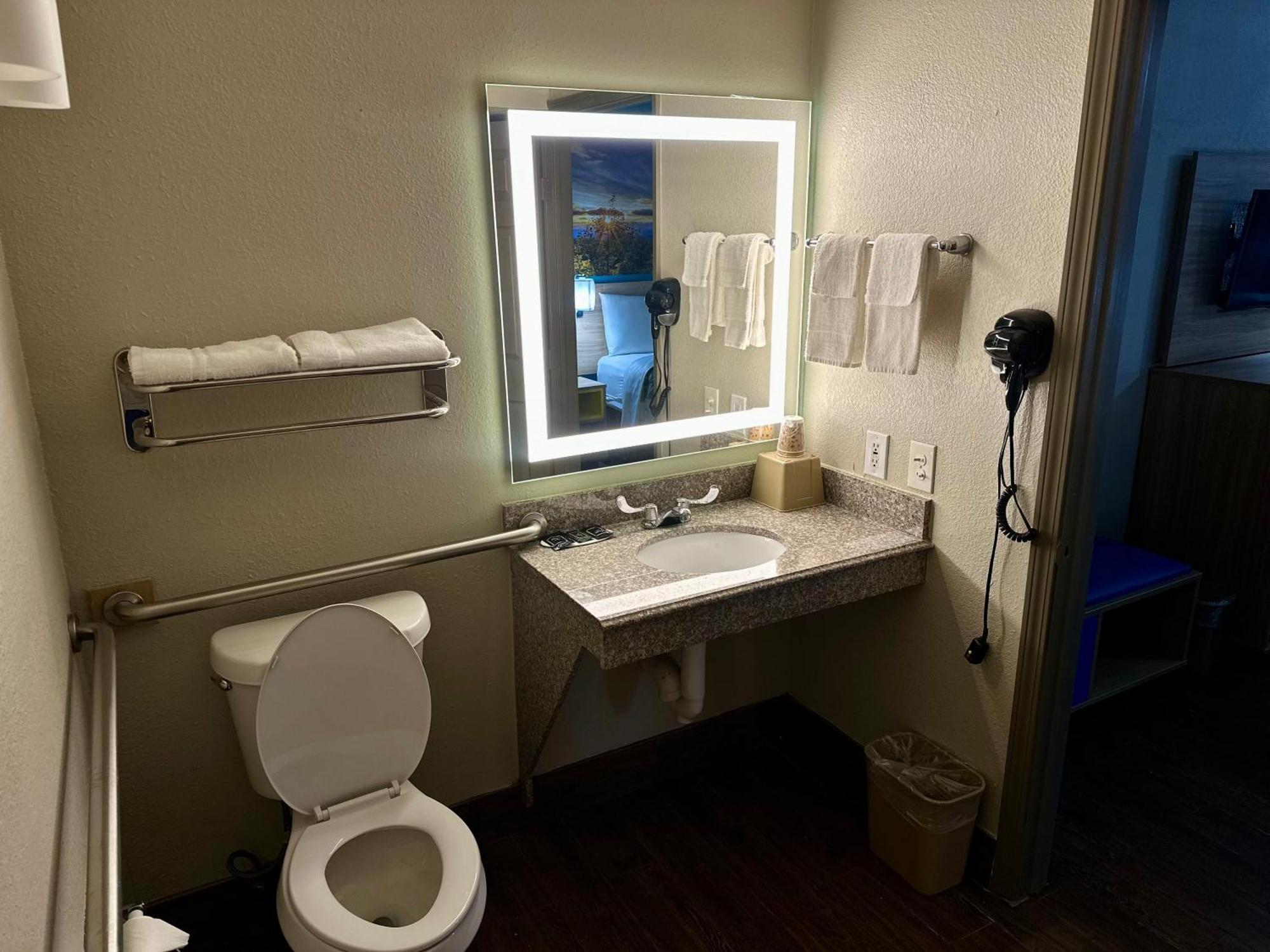 Days Inn By Wyndham Houston East Bagian luar foto