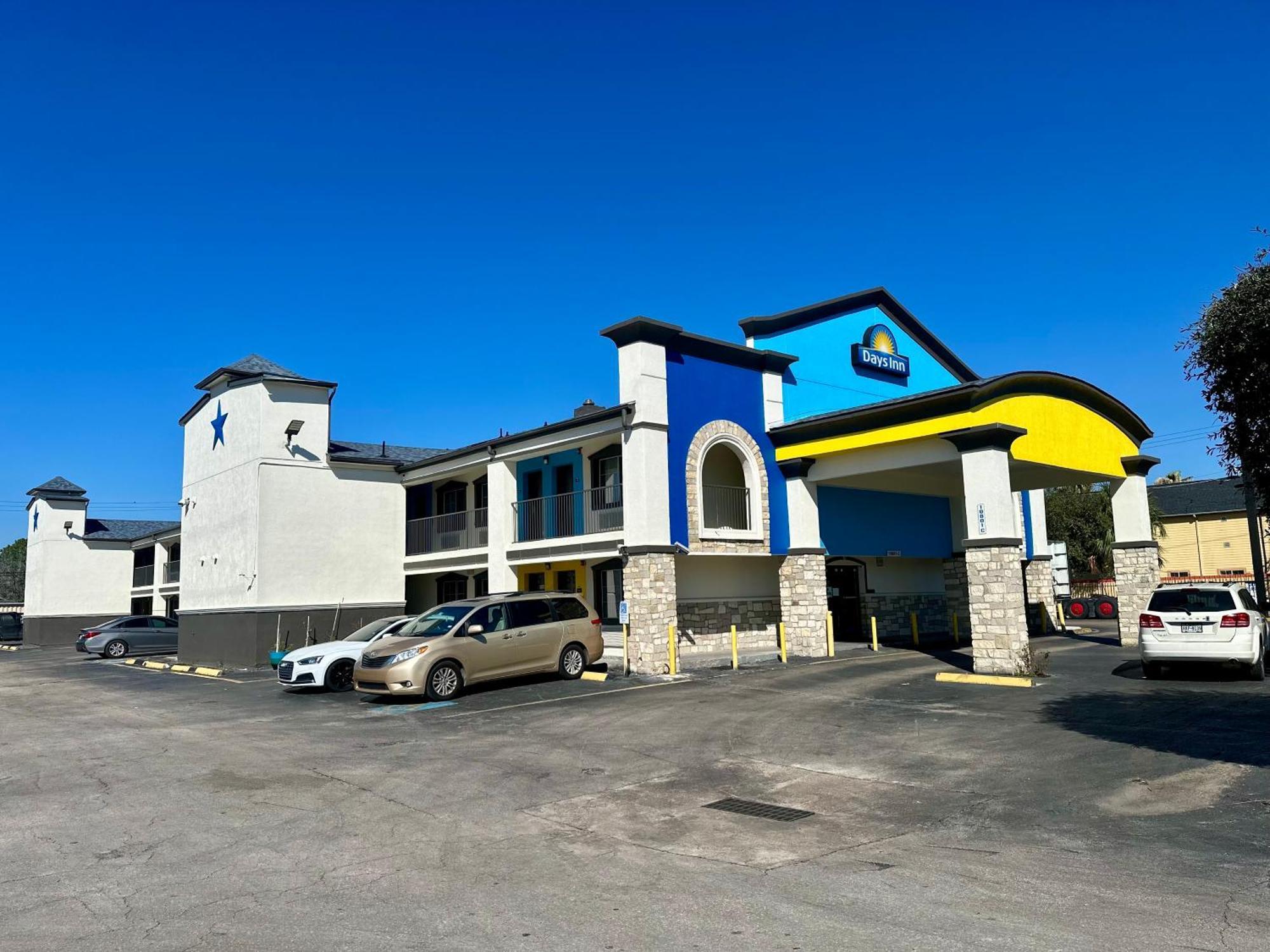 Days Inn By Wyndham Houston East Bagian luar foto
