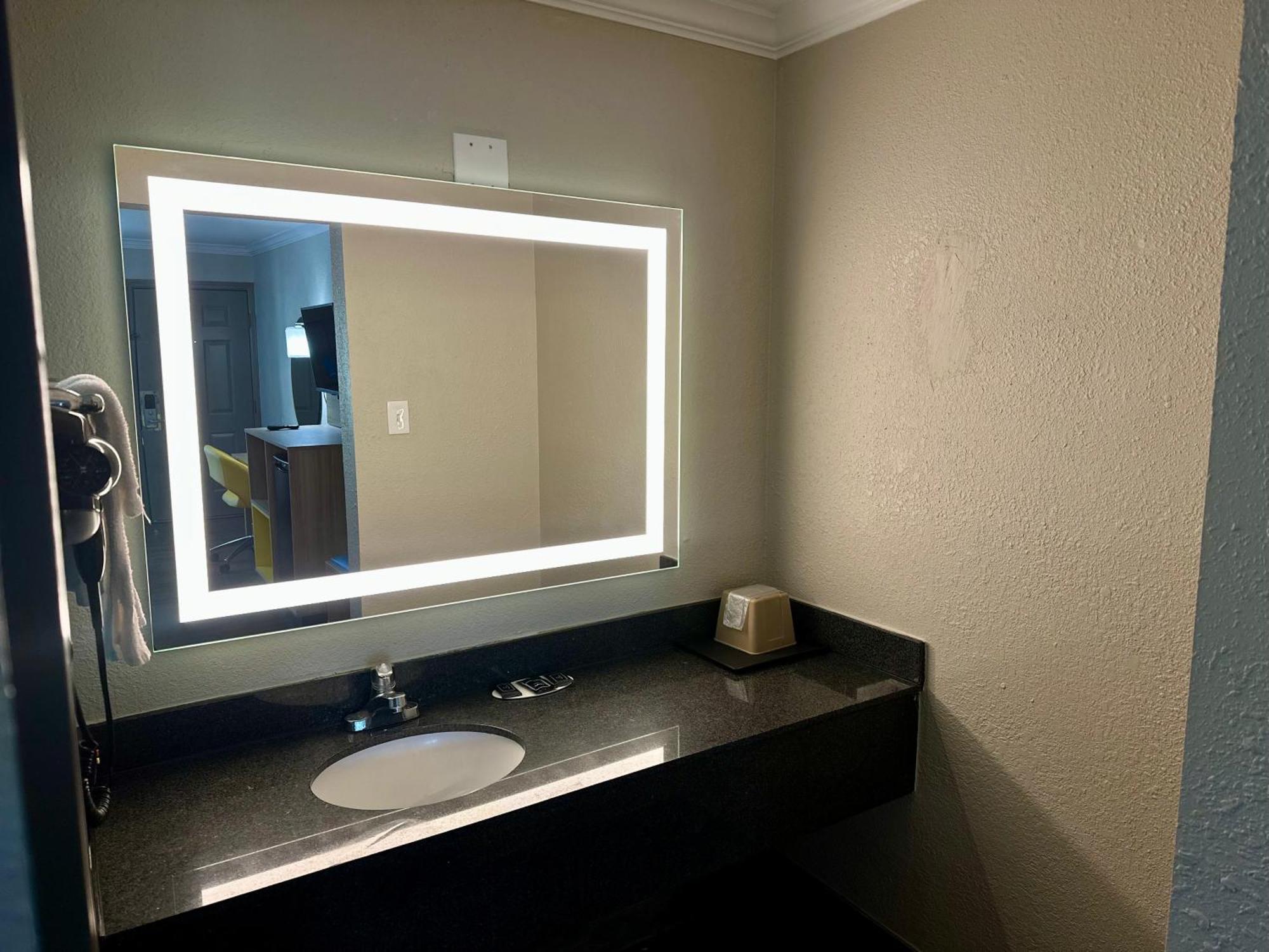 Days Inn By Wyndham Houston East Bagian luar foto