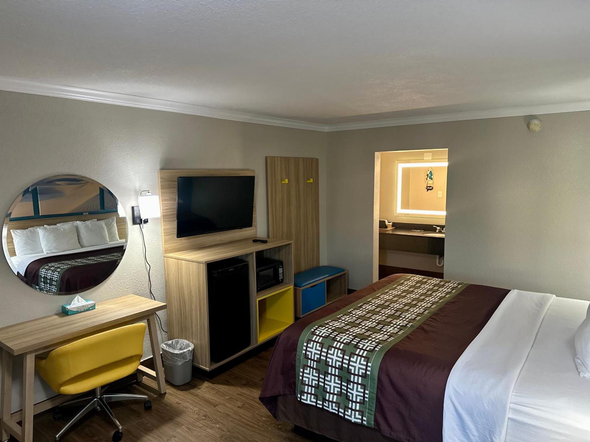 Days Inn By Wyndham Houston East Bagian luar foto