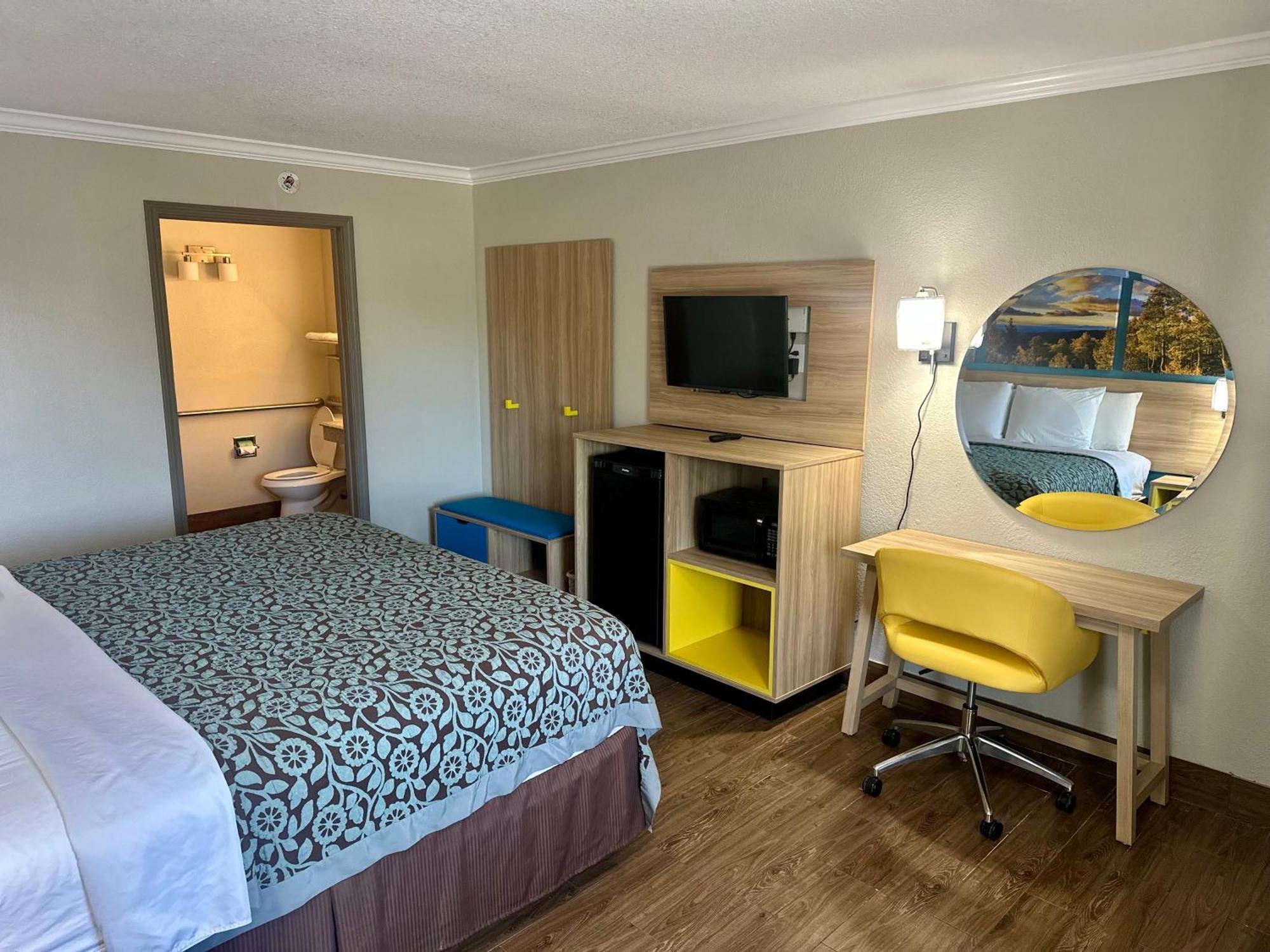 Days Inn By Wyndham Houston East Bagian luar foto