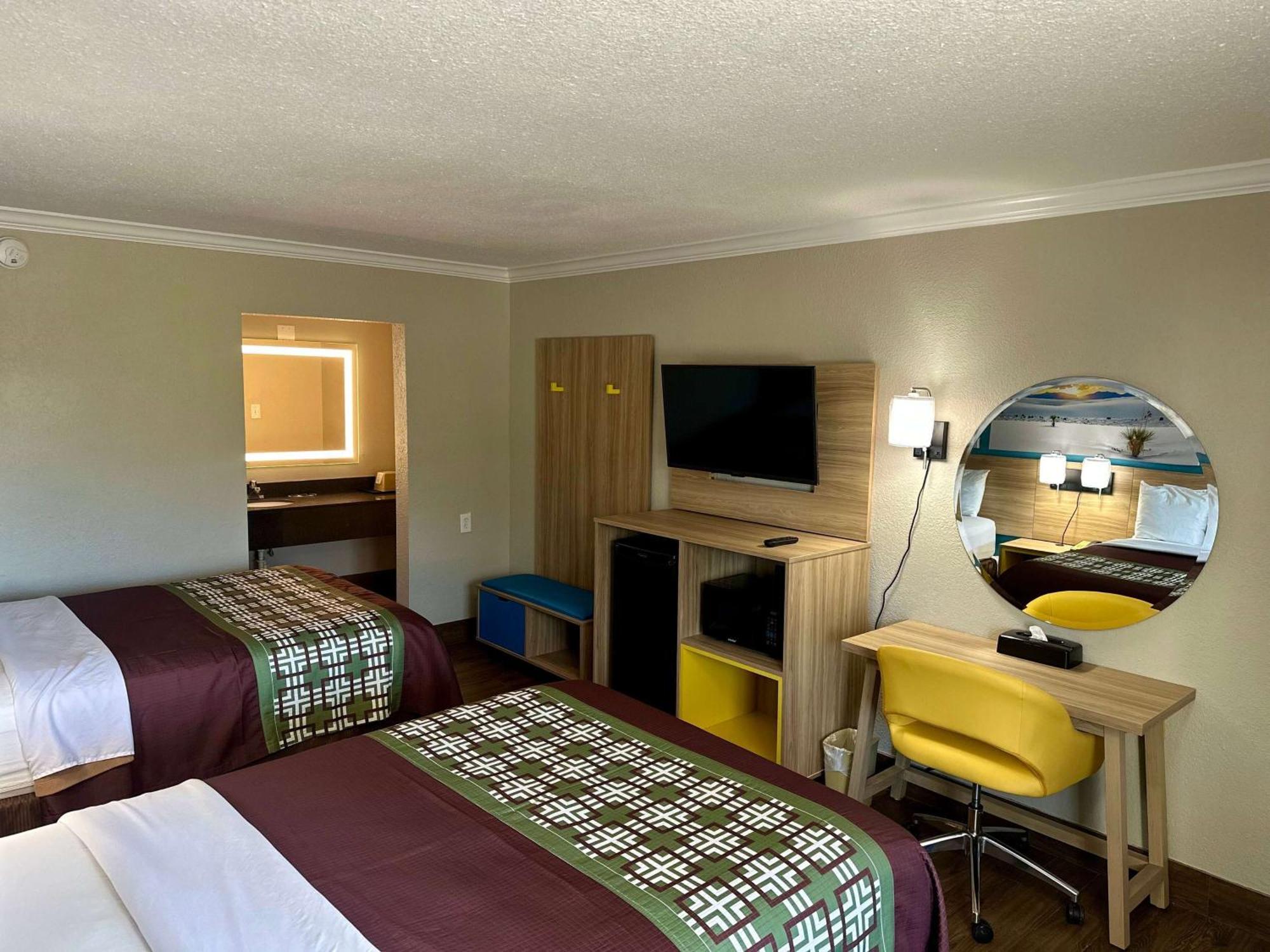 Days Inn By Wyndham Houston East Bagian luar foto