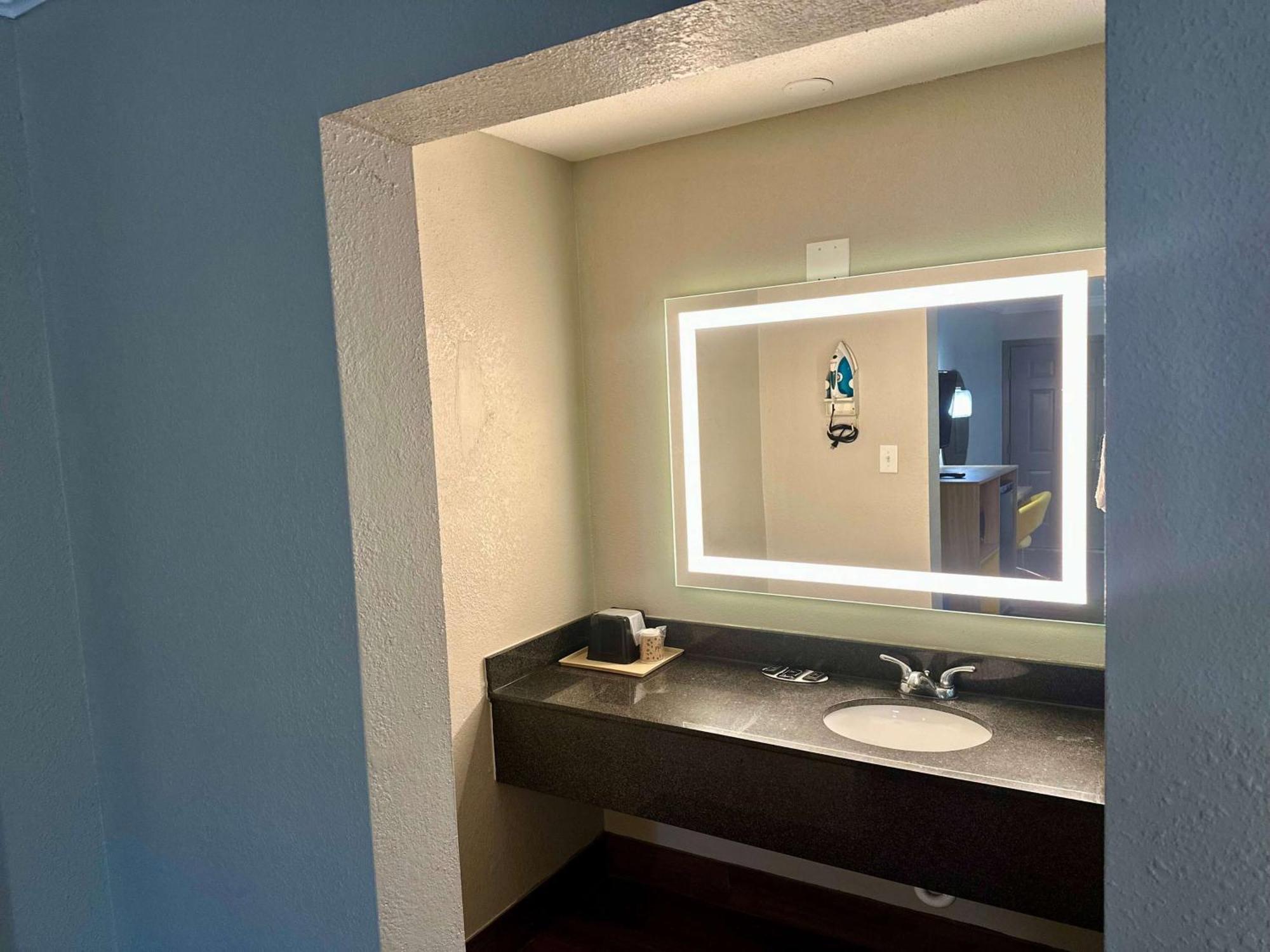 Days Inn By Wyndham Houston East Bagian luar foto