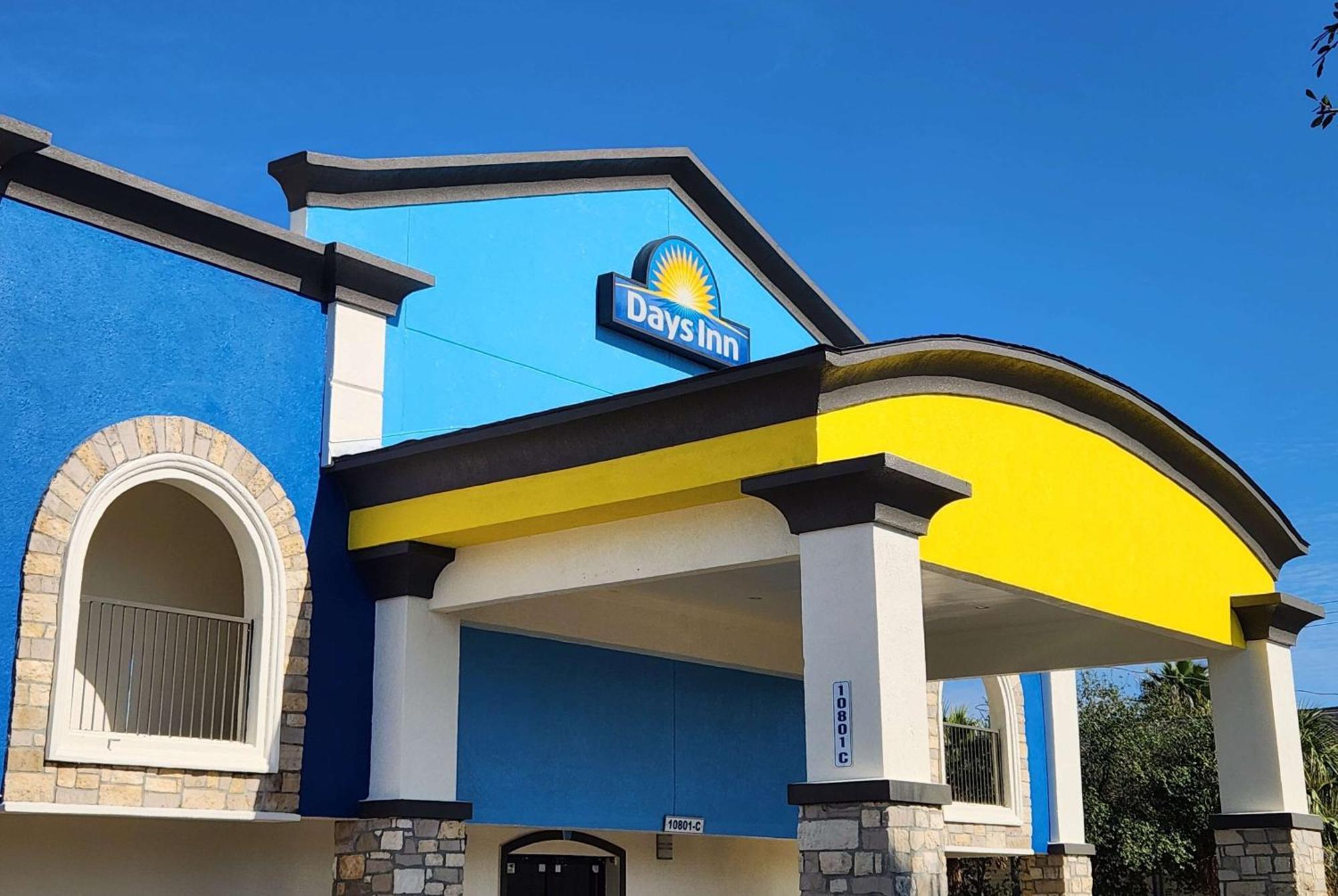 Days Inn By Wyndham Houston East Bagian luar foto