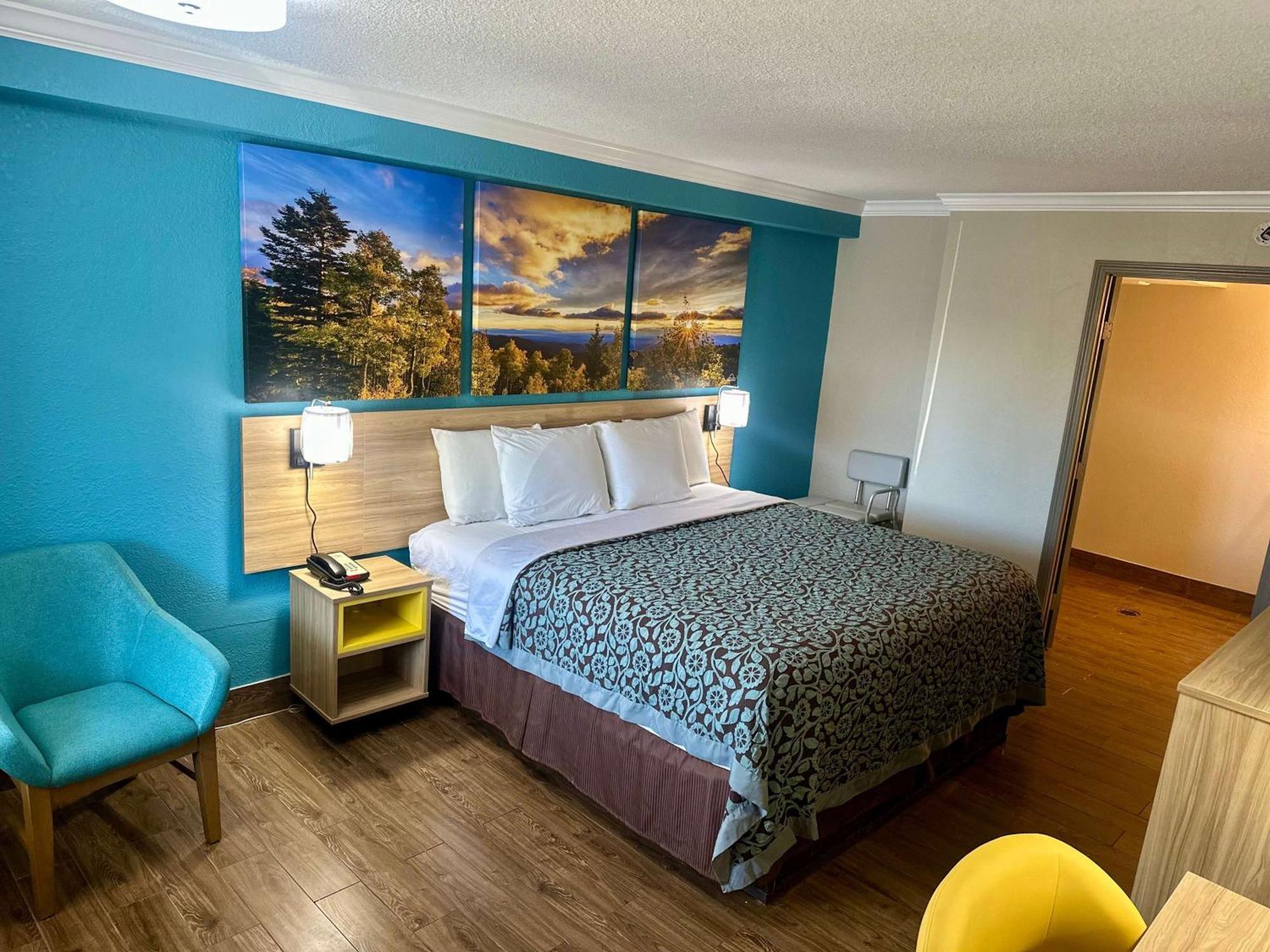 Days Inn By Wyndham Houston East Bagian luar foto