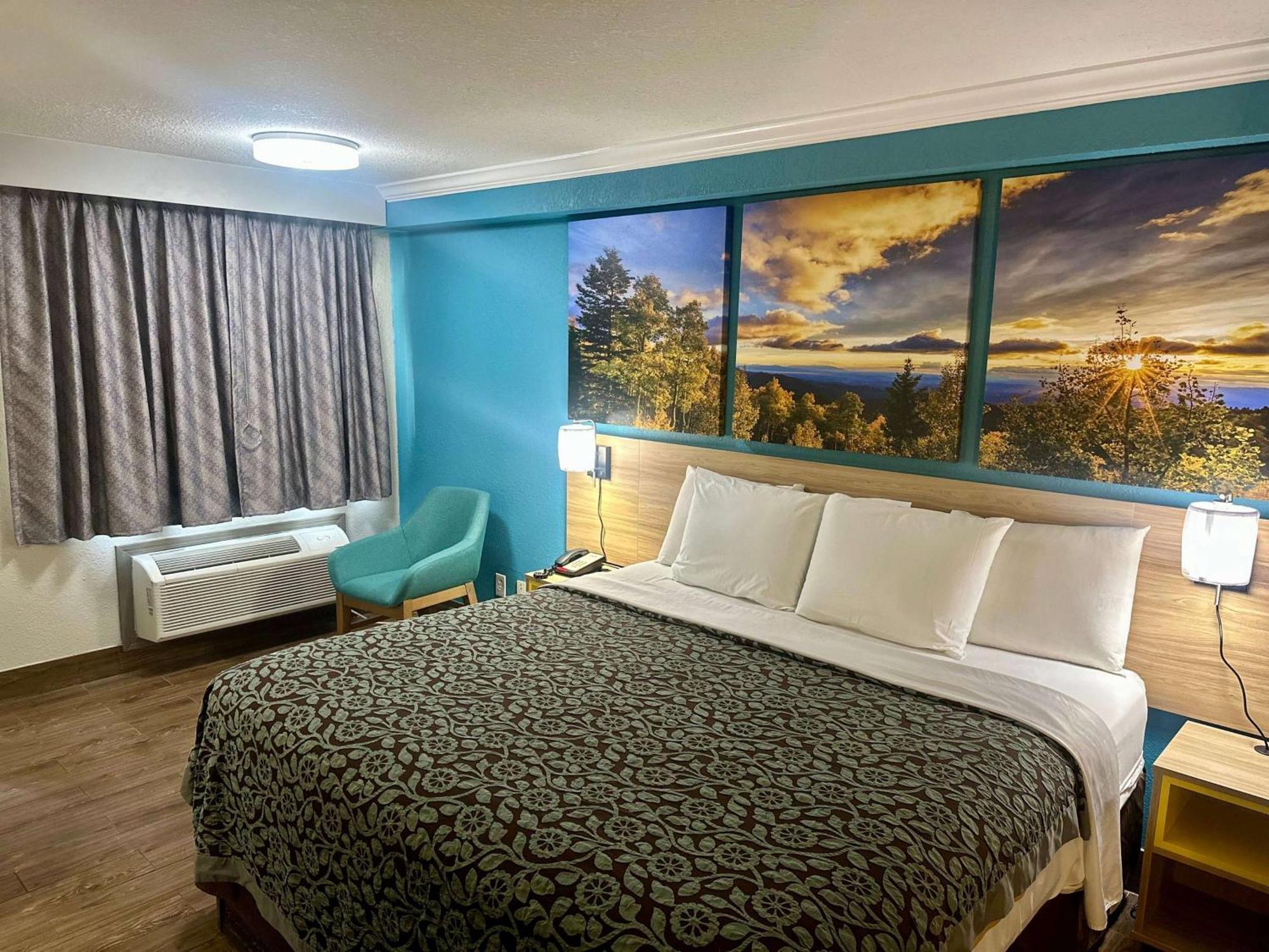 Days Inn By Wyndham Houston East Bagian luar foto