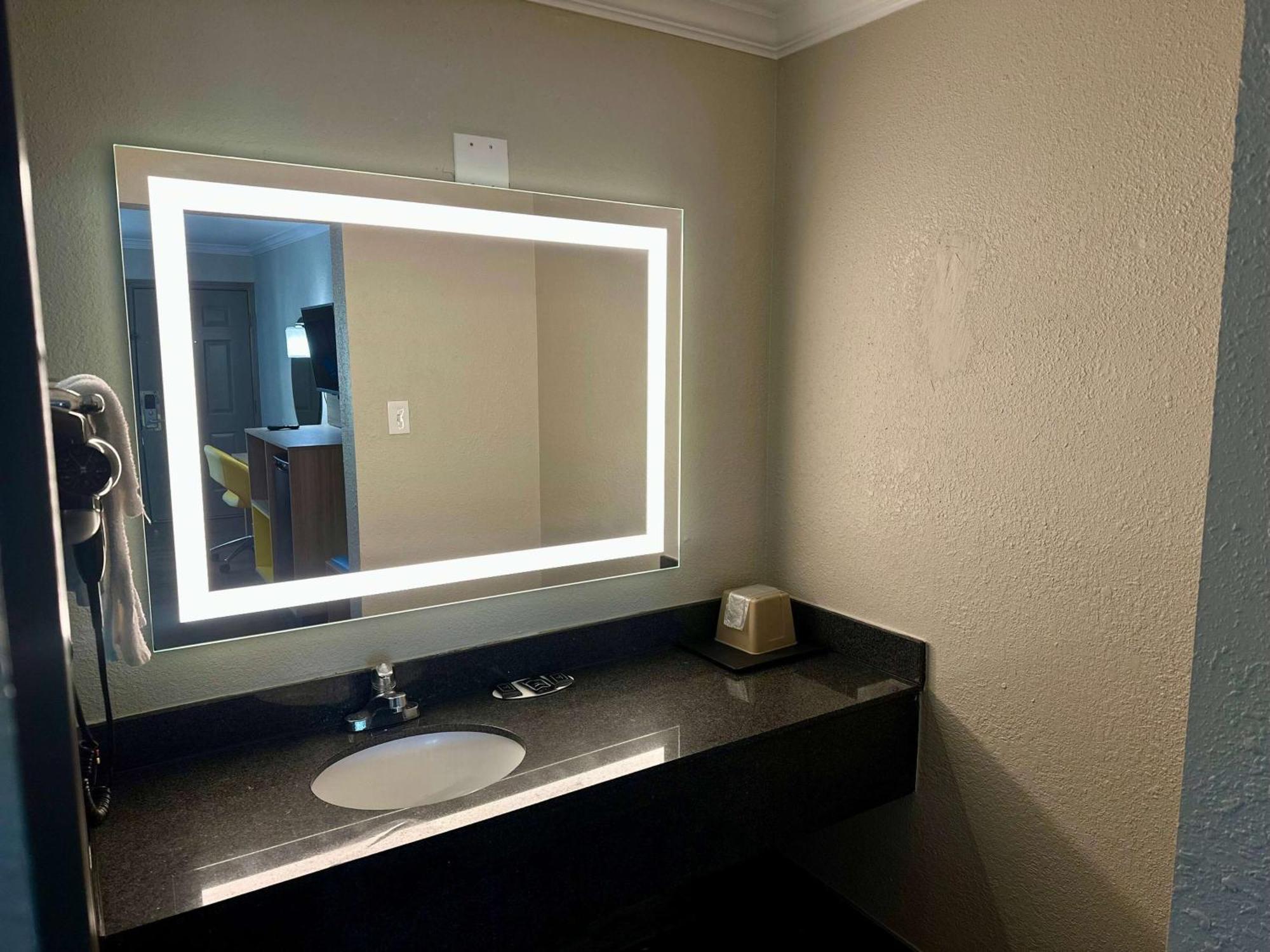 Days Inn By Wyndham Houston East Bagian luar foto