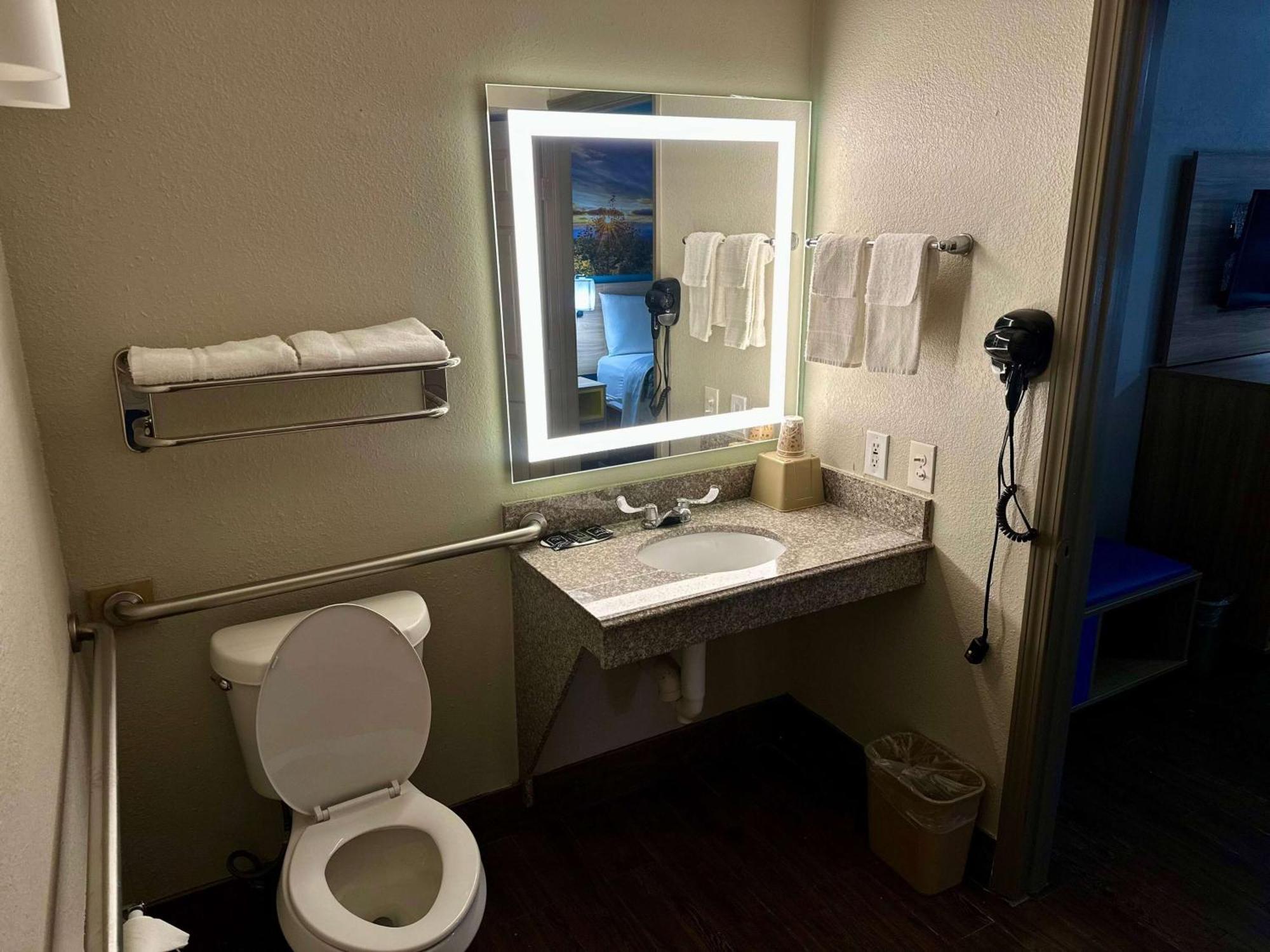 Days Inn By Wyndham Houston East Bagian luar foto