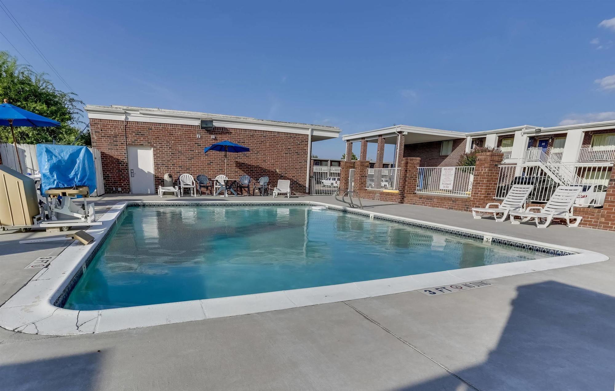 Days Inn By Wyndham Houston East Bagian luar foto